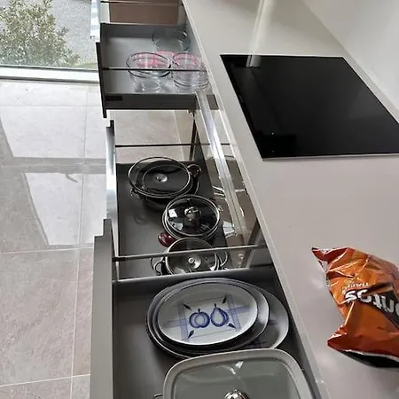 Luxurious Three-bedroom House With 24/7 Security Apartamento