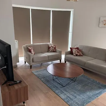 Luxurious Three-bedroom House With 24/7 Security Estambul