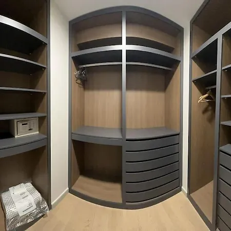 Appartamento Luxurious Three-bedroom House With 24/7 Security